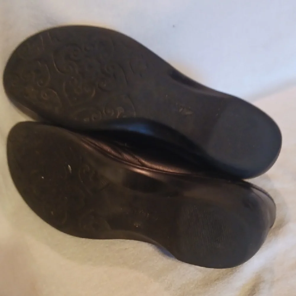 Clarks Black Women's Loafers Size 9 Slip On Shoes